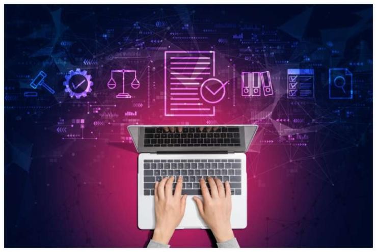 B.A. Digitales Verwaltungsmanagement Person tippt auf einem Laptop