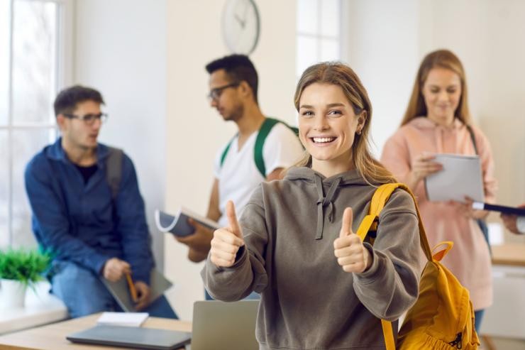 Einführungspraktikum Landratsamt Göppingen eine Jugendliche hält die Daumen hoch