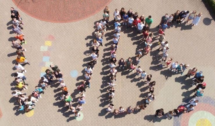 Menschen formen WBS im Schulhof der Wilhelm-Busch-Schule Göppingen ©Wilhelm-Busch-Schule