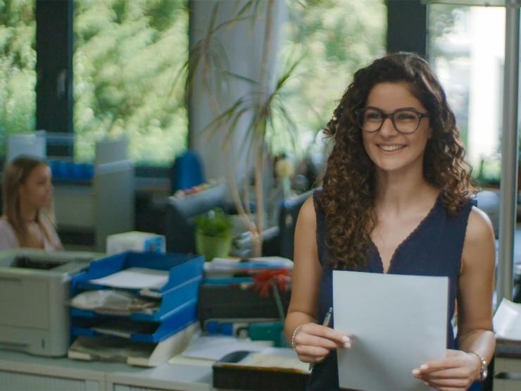 Verwaltungsangestellte*r Landratsamt Göppingen Beratungssituation mit Formular am Schalter Landratsamt Göppingen