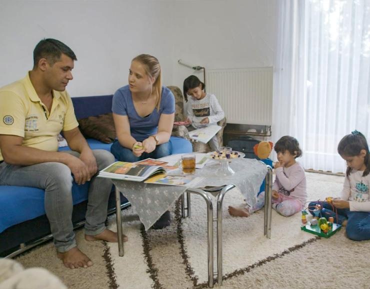 Soziale Dienste in der Jugend-, Familien- und Sozialhilfe Landratsamt Göppingen Studierende berät einen Familienvater in dessen Wohnung, Kinder spielen im Hintergrund