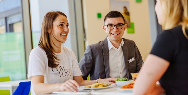 Drei Personen bei einer Besprechung