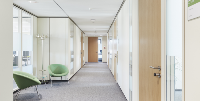 Innenansicht Erweiterungsbau Landratsamt Flur mit Sitzmöbeln im Erweiterungsbau, Bauteil C, des Landratsamtes
